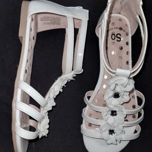 White flower sandles
